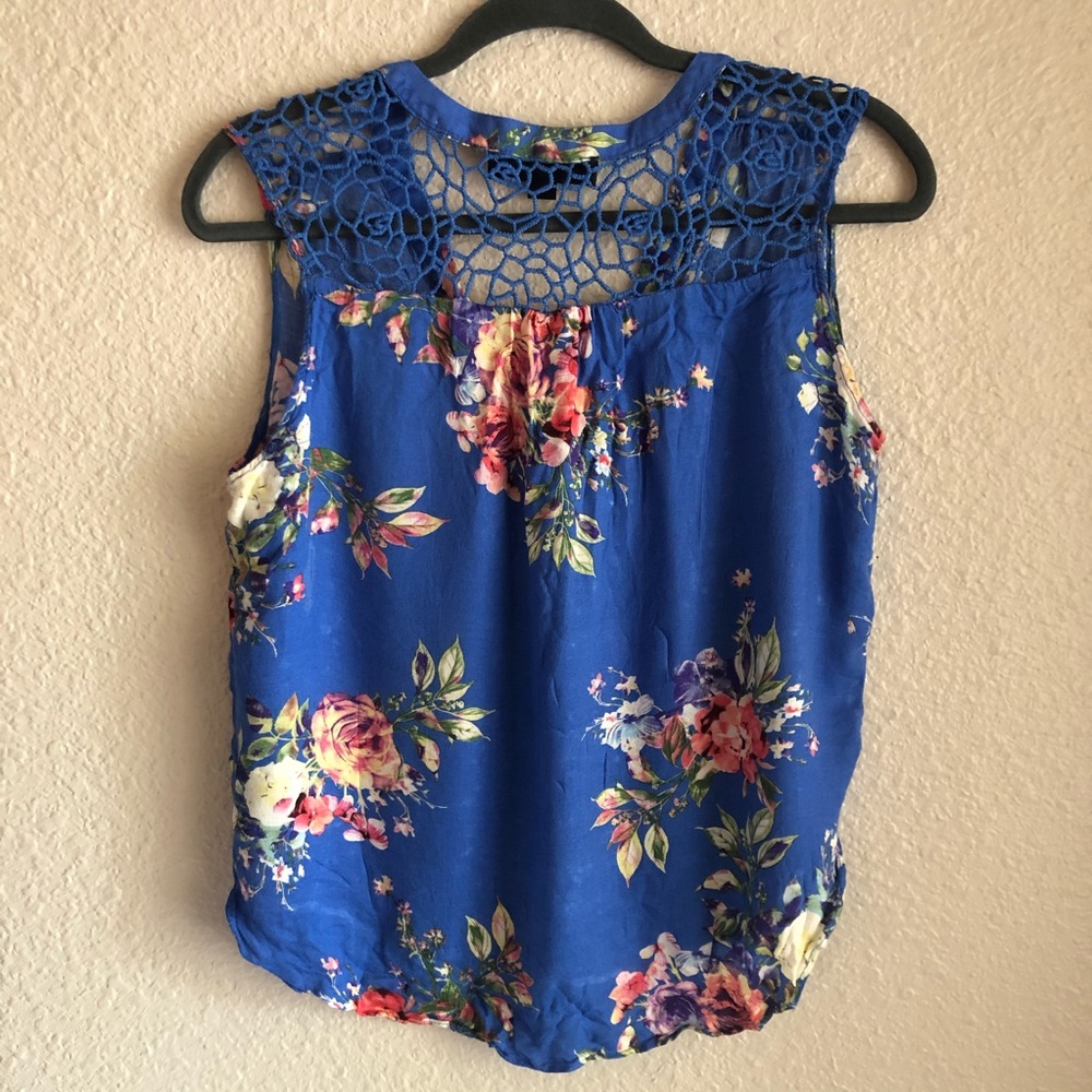 ⭐️ Flowy Top - Picture 2 of 4